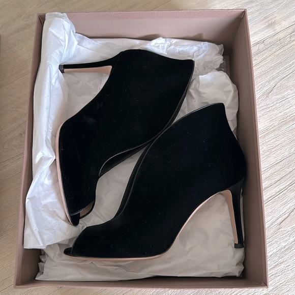 Gianvito Rossi Vamp Black Velvet 85mm Peep toe Heels - Picture 2 of 13